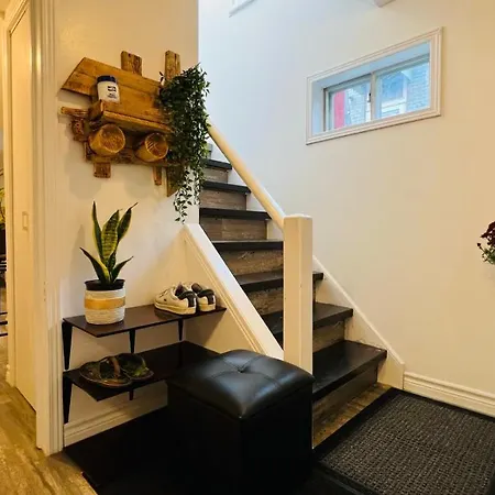 Toronto Bed & Breakfast - Free Parking-3