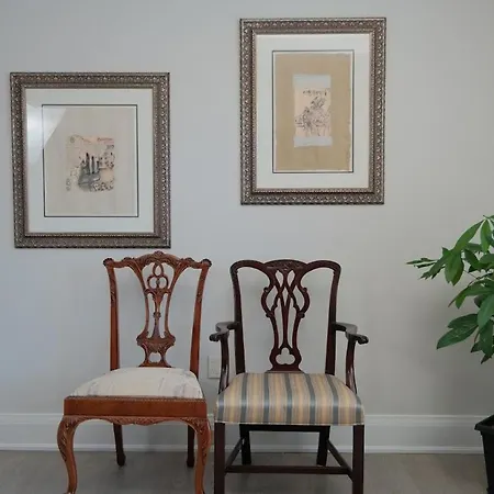 Private Suite In Forest Hill With Full Kitchen And Parking-2